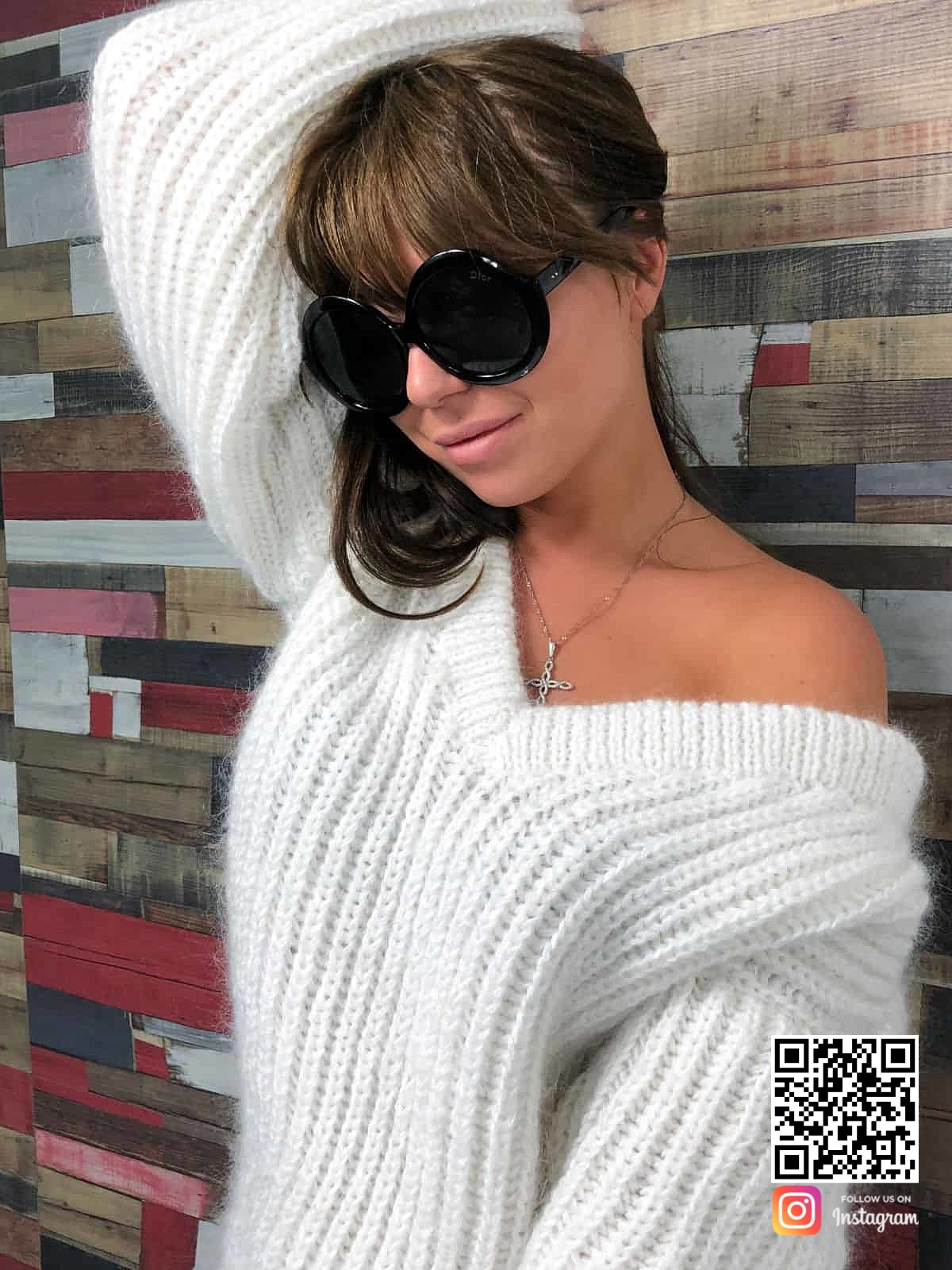На пятой фотографии белый вязаный свитер со спущенным плечом от Shapar, бренда женской одежды ручной работы в интернет-магазине связанных спицами вещей.