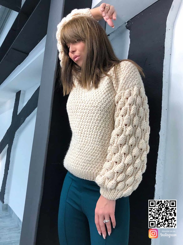 На фотографии женский бежевый свитер от Shapar, бренда вязаной одежды ручной работы в интернет-магазине связанных спицами вещей.