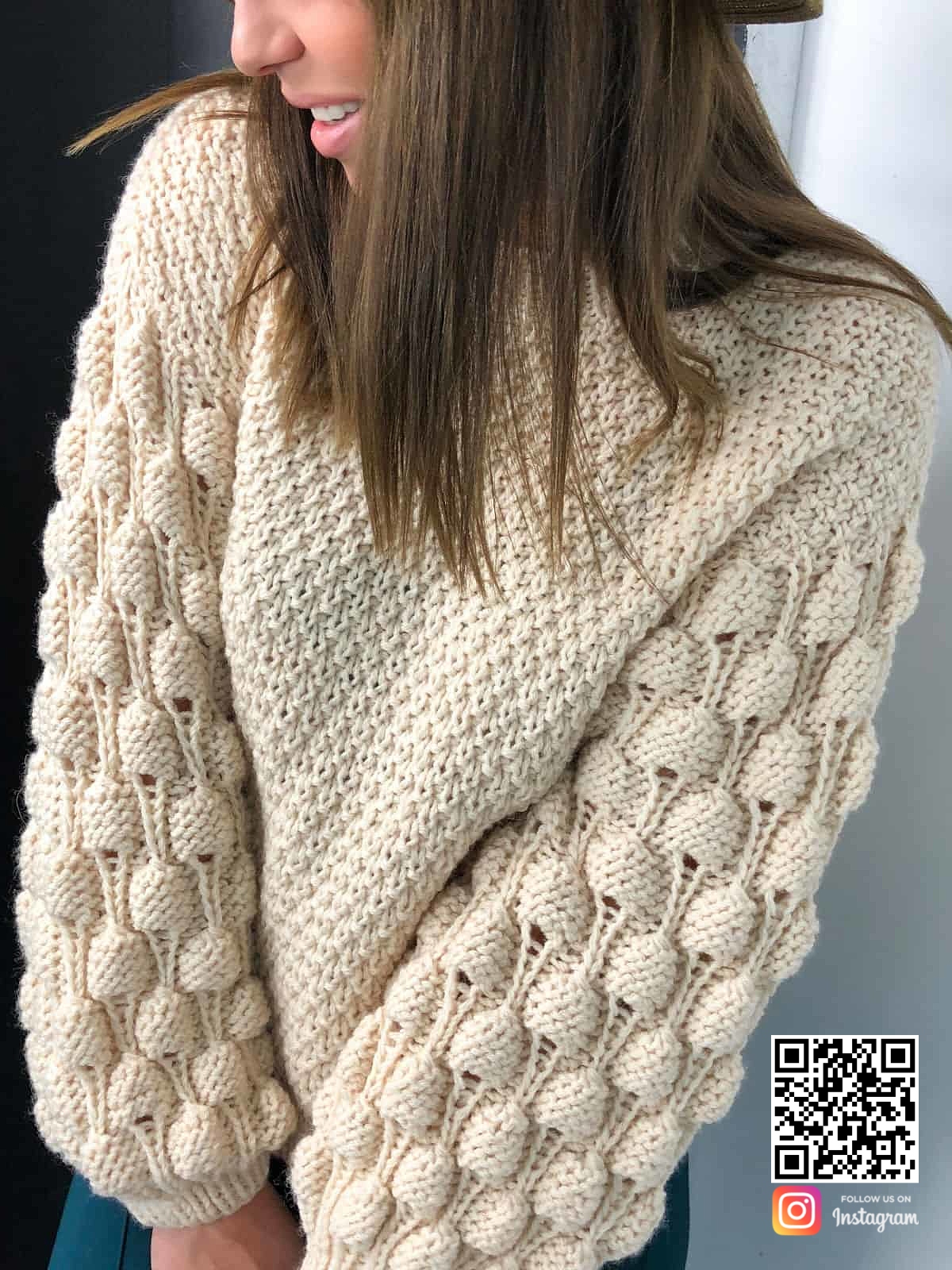 На четвертой фотографии бежевый свитер для девушек от Shapar, бренда вязаной одежды ручной работы в интернет-магазине связанных спицами вещей.
