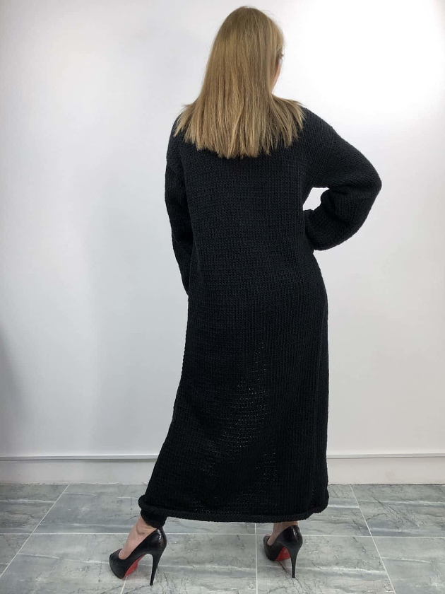 На второй фотографии кардиган черного цвета со спины от Shapar, бренда вязаной одежды ручной работы в интернет-магазине связанных спицами вещей.