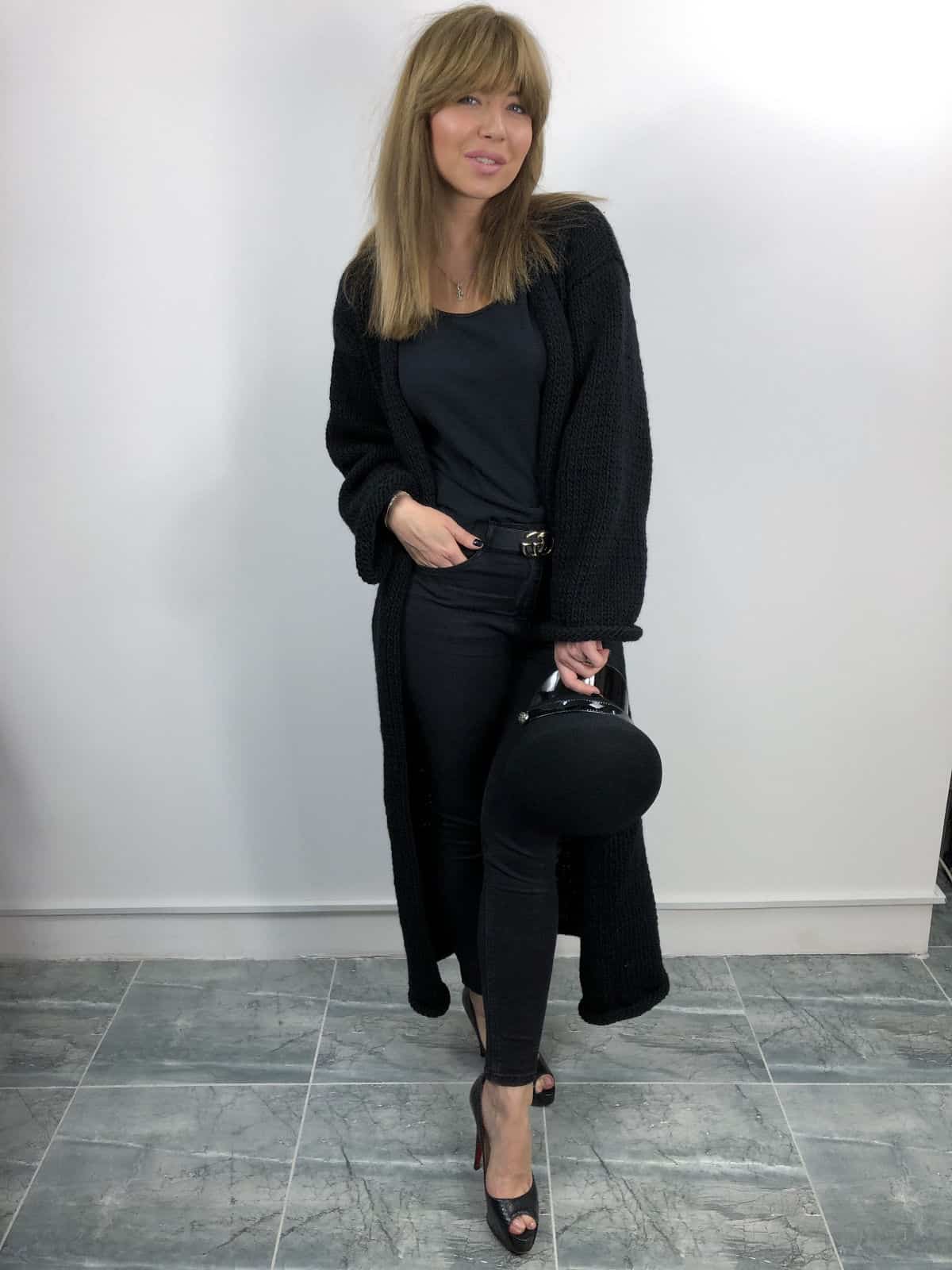 На четвертой фотографии кардиган черного цвета с подкрученными рукавами и низом от Shapar, бренда женской одежды ручной работы в интернет-магазине связанных спицами вещей.