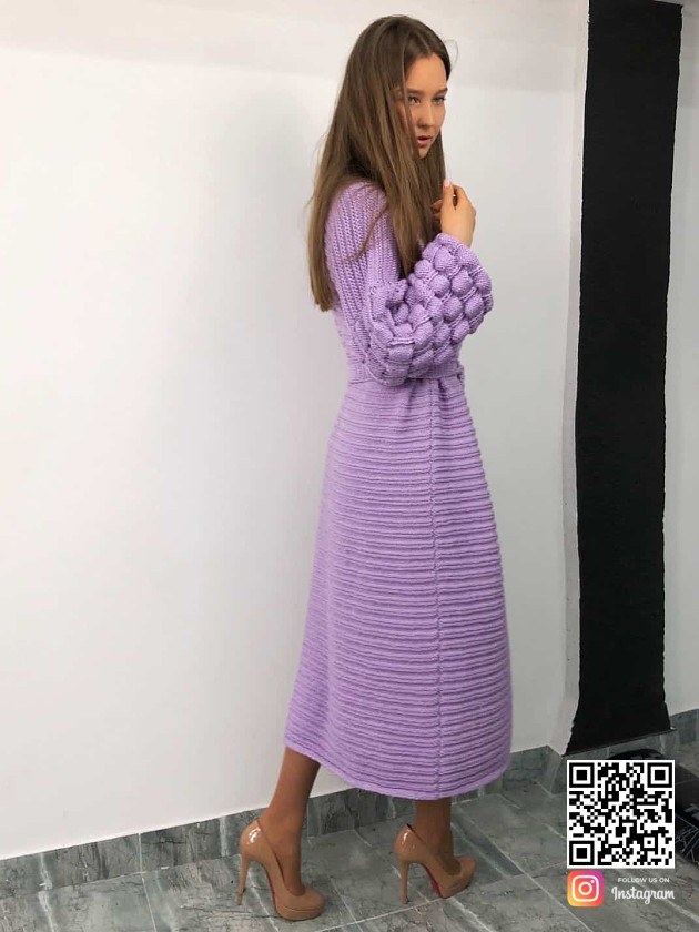 На второй фотографии длинный кардиган женский бледно-сиреневого цвета от Shapar, бренда вязаной одежды ручной работы в интернет-магазине связанных спицами вещей.