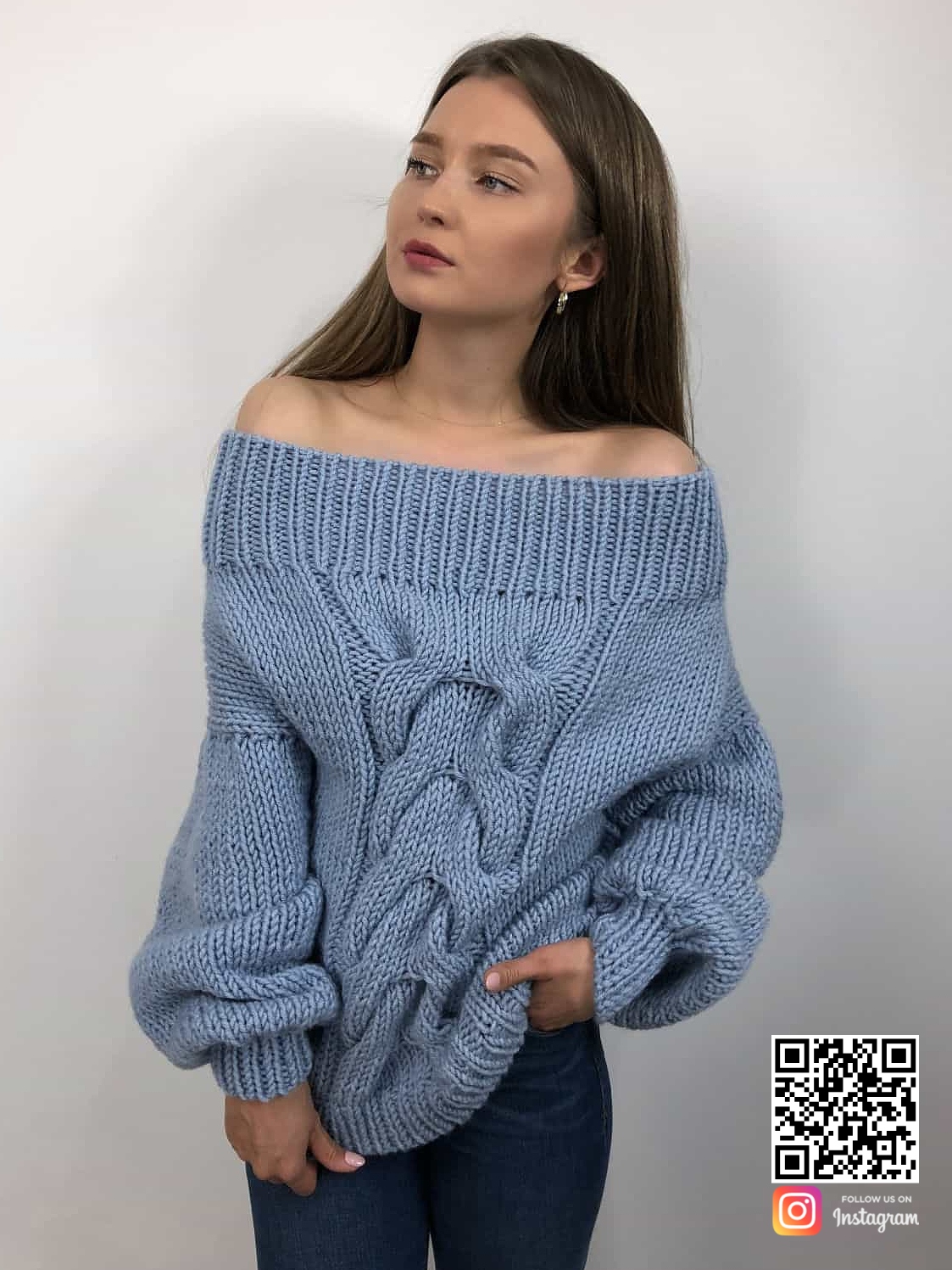 На шестой фотографии женский голубой свитер с открытыми плечами от Shapar, бренда вязаной одежды ручной работы в интернет-магазине связанных спицами вещей.