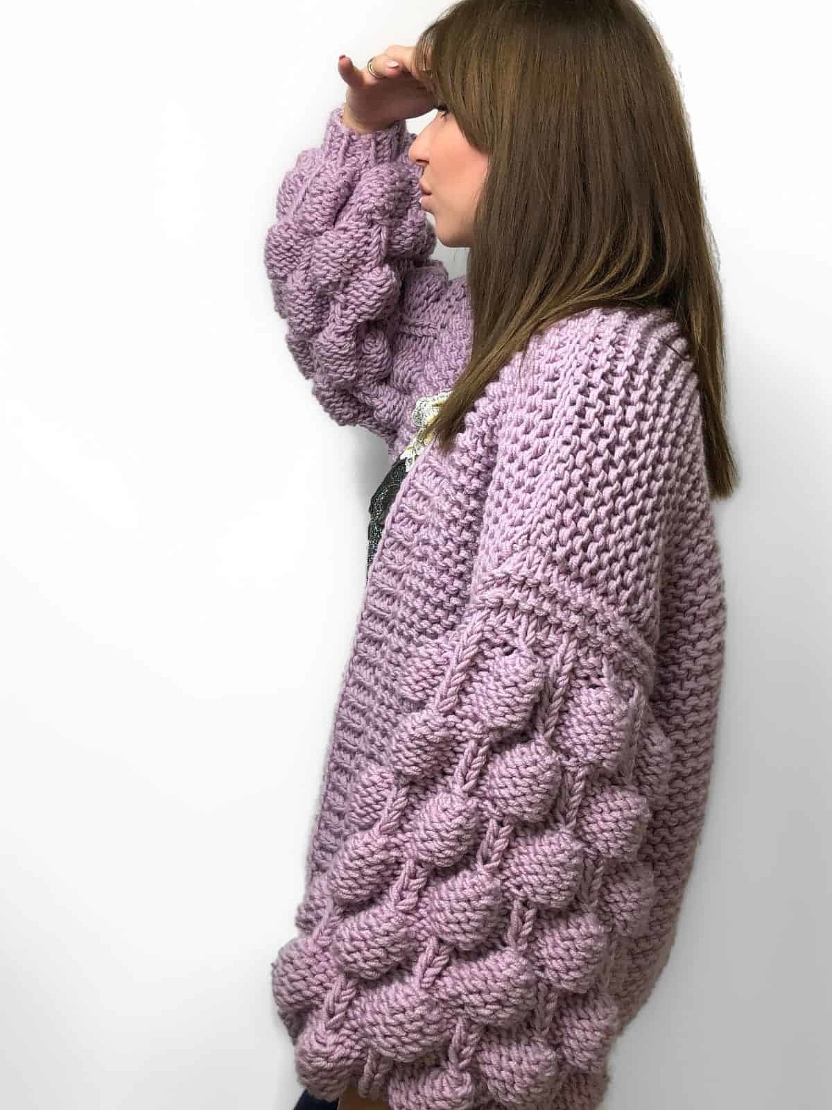 На шестой фотографии женский фиолетовый кардиган для путешествий от Shapar, бренда вязаной одежды ручной работы в интернет-магазине связанных спицами вещей.
