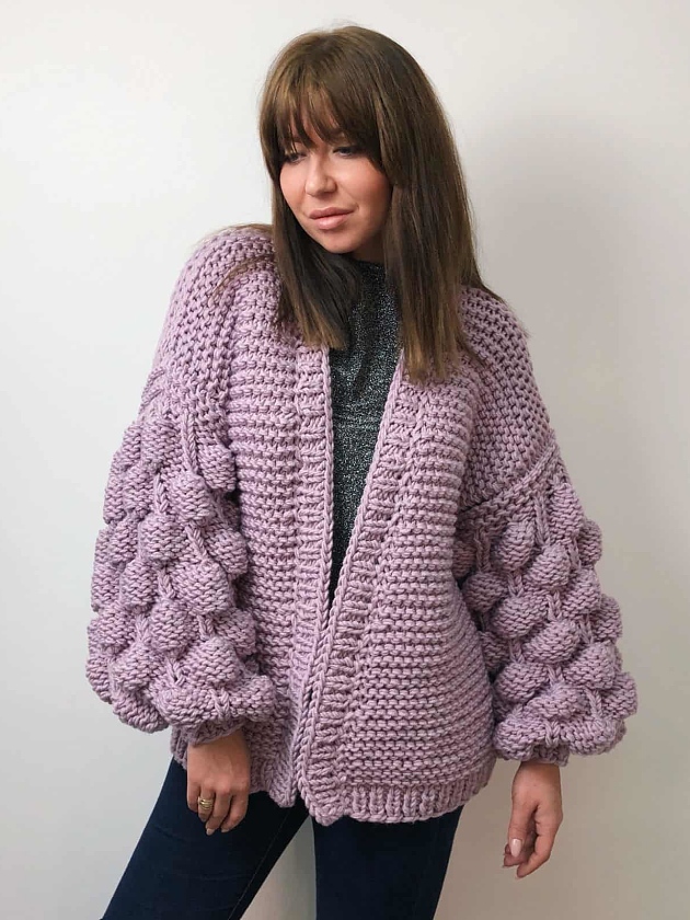 На второй фотографии женский фиолетовый кардиган с объемными рукавами от Shapar, бренда вязаной одежды ручной работы в интернет-магазине связанных спицами вещей.