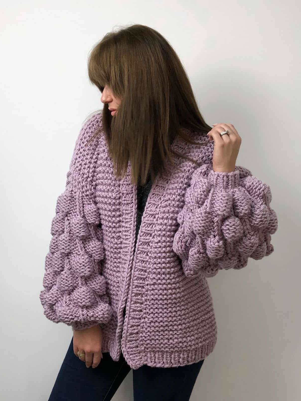 На пятой фотографии женский фиолетовый кардиган средней длины от Shapar, бренда вязаной одежды ручной работы в интернет-магазине связанных спицами вещей.