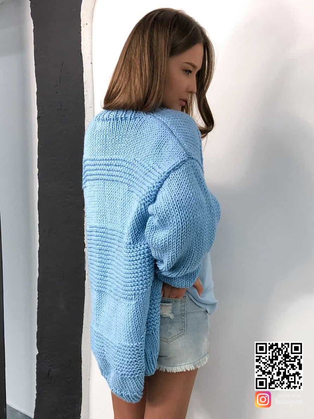 На второй фотографии кардиган голубой женский со спины от Shapar, бренда вязаной одежды ручной работы в интернет-магазине связанных спицами вещей.
