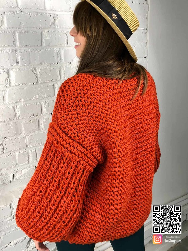 На второй фотографии женский коралловый кардиган со спины от Shapar, бренда вязаной одежды ручной работы в интернет магазине связанных спицами вещей.