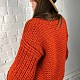На второй фотографии женский коралловый кардиган со спины от Shapar, бренда вязаной одежды ручной работы в интернет магазине связанных спицами вещей.