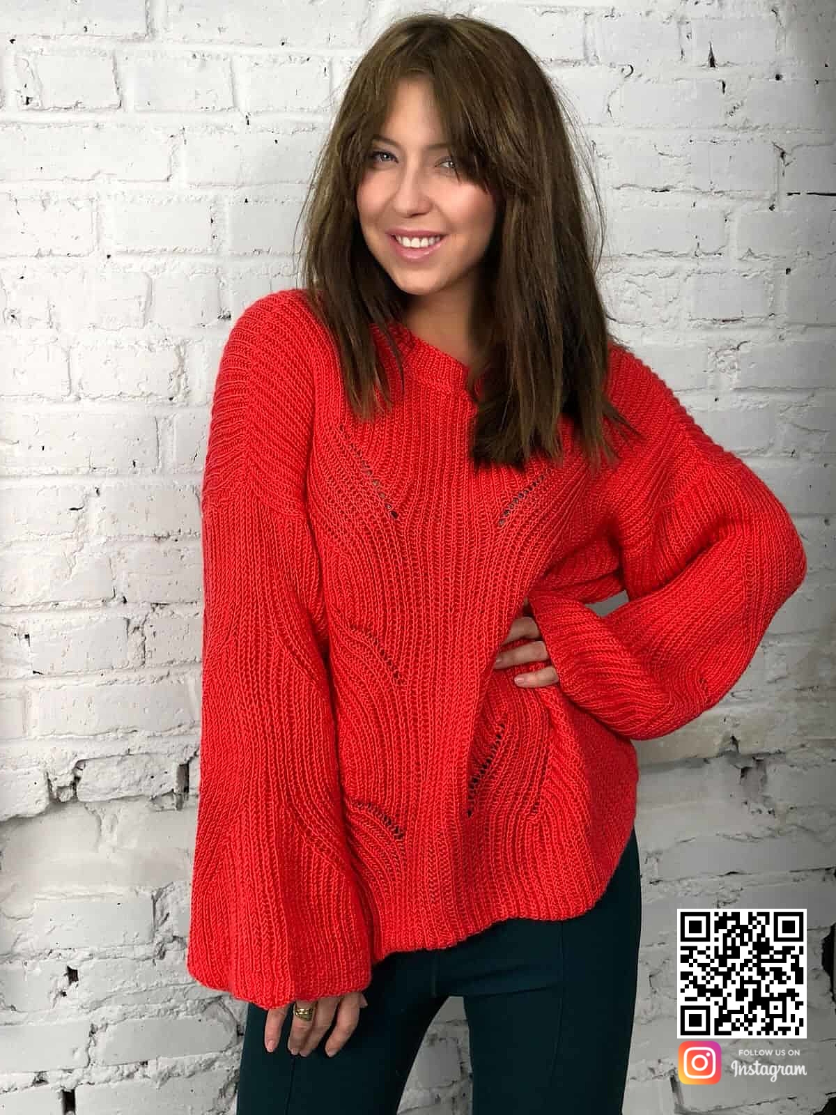 На третьей фотографии женский коралловый свитер с узором от Shapar, бренда вязаной одежды ручной работы в интернет-магазине связанных спицами вещей.