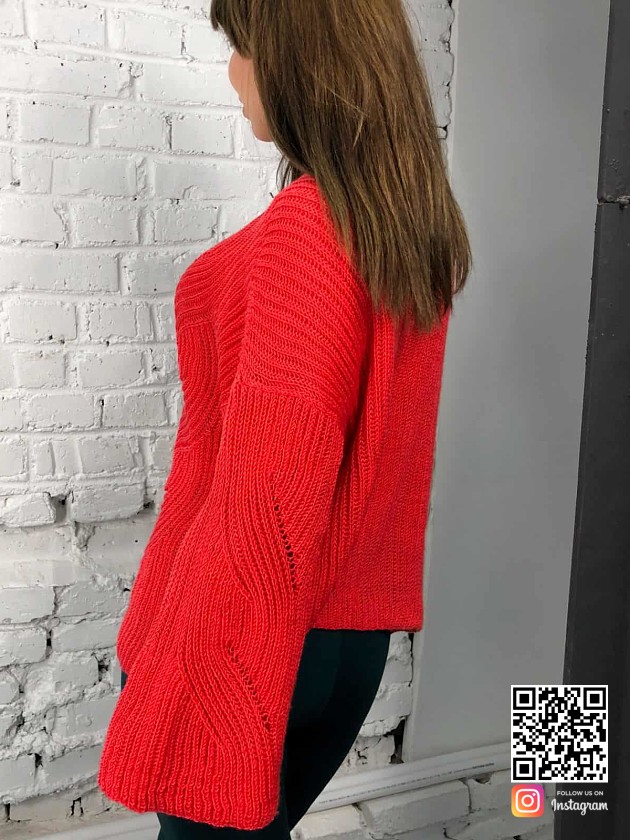 На второй фотографии женский коралловый свитер с объемными рукавами от Shapar, бренда вязаной одежды ручной работы в интернет-магазине связанных спицами вещей.