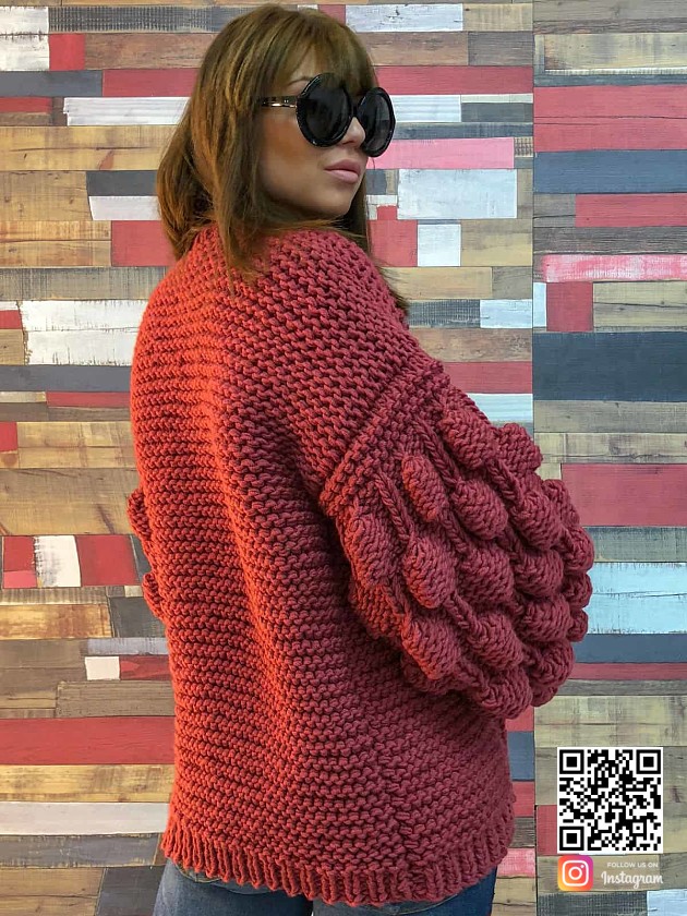 На второй фотографии вязаный короткий кардиган со спины от Shapar, бренда женской одежды ручной работы в интернет магазине связанных спицами вещей.