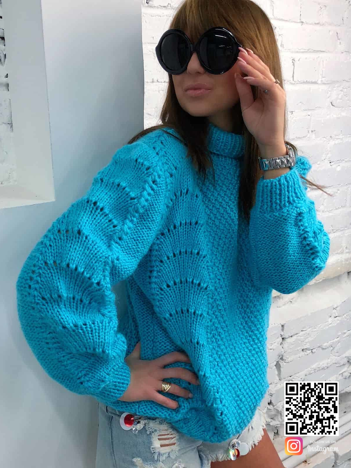 На фотографии женский легкий свитер от Shapar, бренда вязаной одежды ручной работы в интернет-магазине связанных спицами вещей.