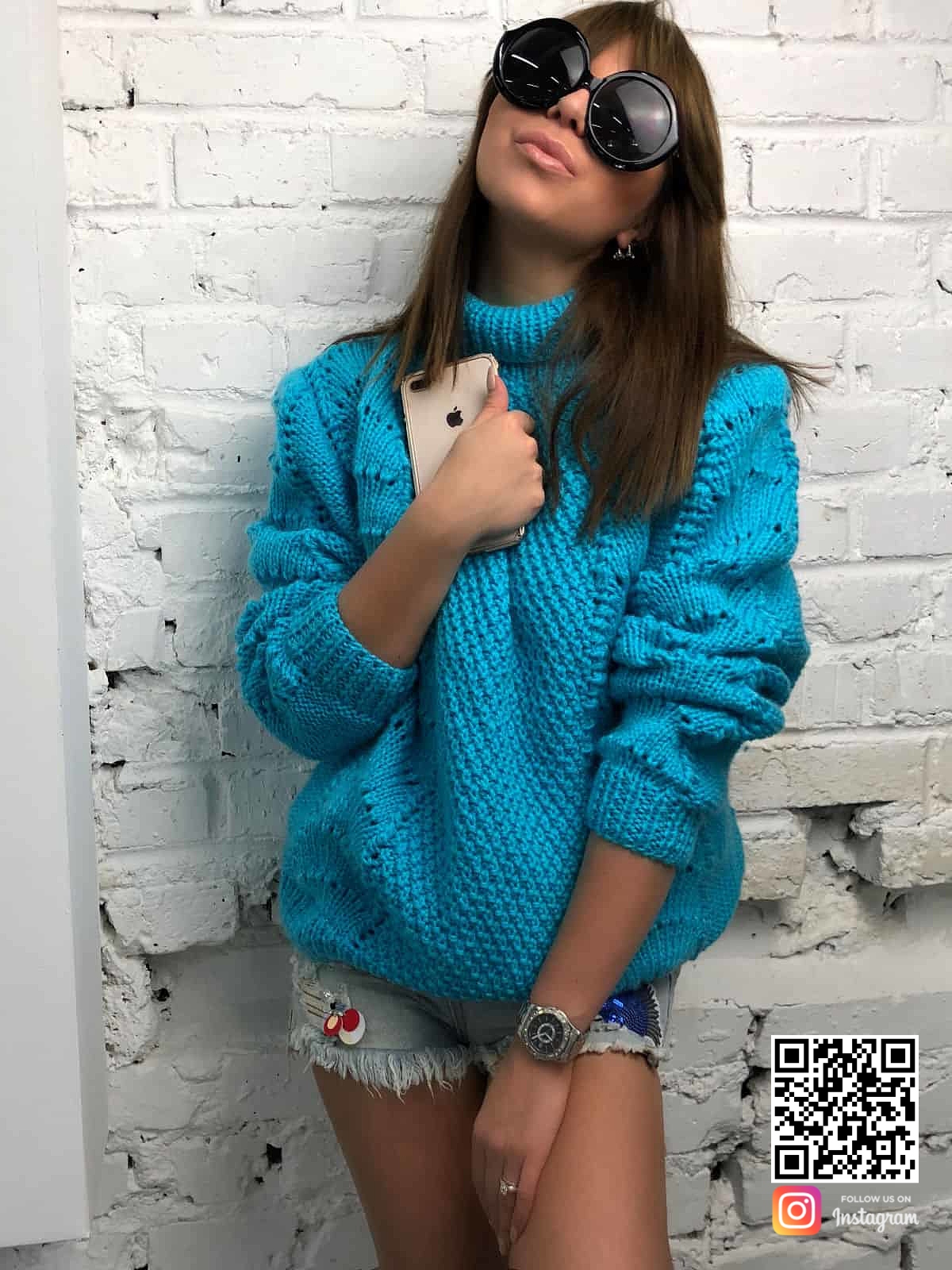 На третьей фотографии легкий свитер голубого цвета от Shapar, бренда женской вязаной одежды ручной работы в интернет-магазине связанных спицами вещей.