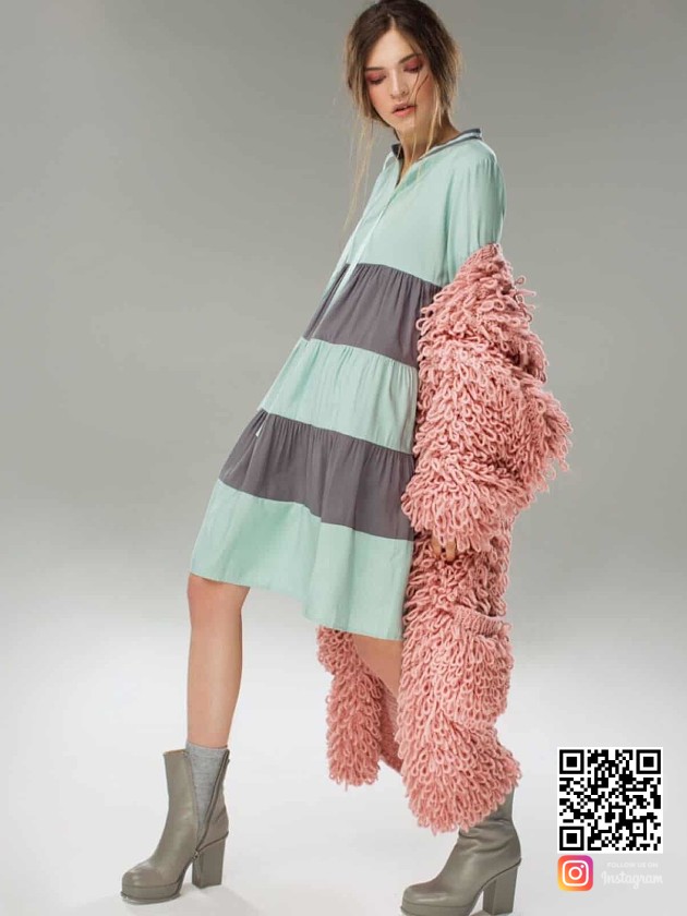 На второй фотографии объемный розовый женский кардиган от Shapar, бренда вязаной одежды ручной работы в интернет-магазине связанных спицами вещей.