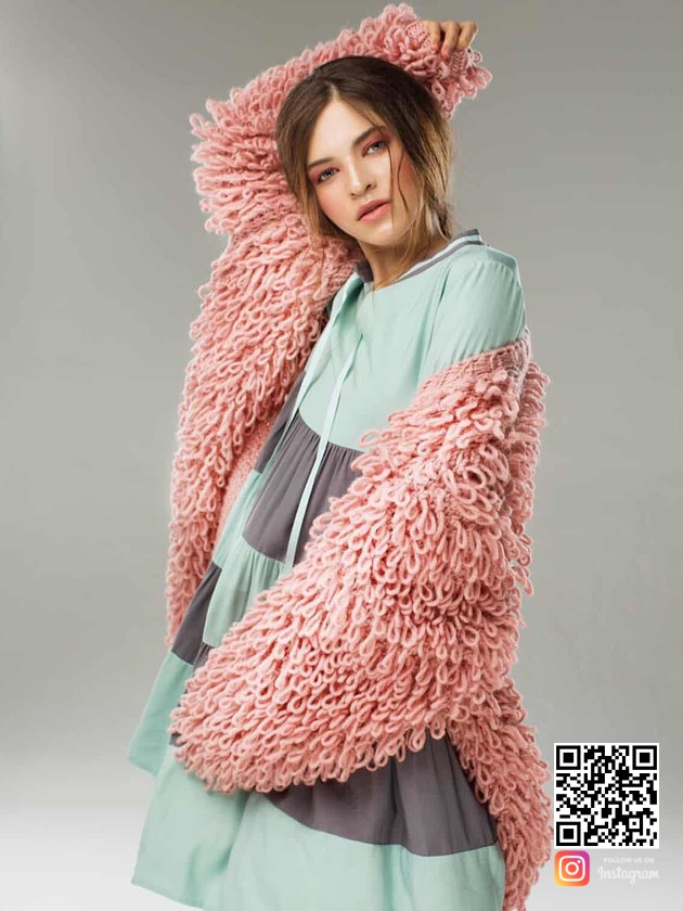 На фотографии розовый женский кардиган от Shapar, бренда вязаной одежды ручной работы в интернет-магазине связанных спицами вещей.