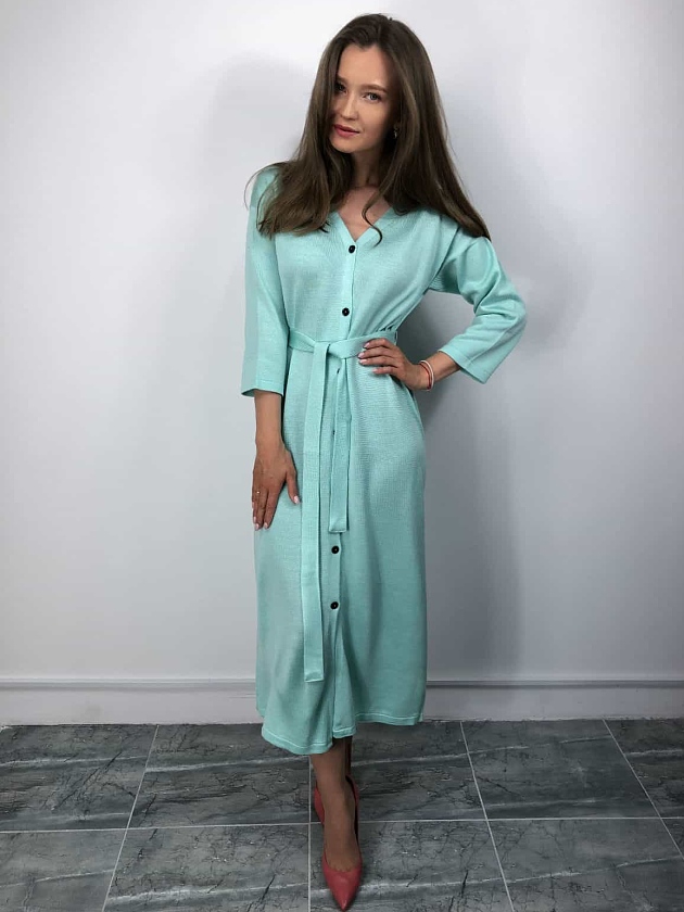 На фотографии вязаное платье халат на пуговицах от Shapar, бренда женской одежды ручной работы в интернет-магазине связанных спицами вещей.