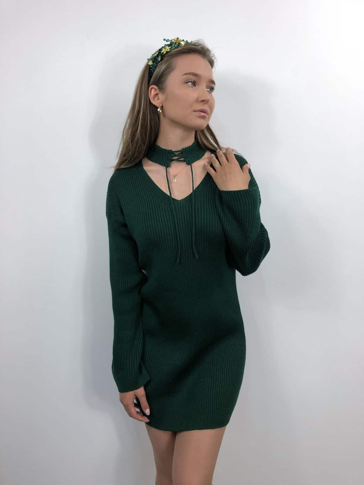На четвертой фотографии вязаное платье с чокером и рукавами клеш от Shapar, бренда женской одежды ручной работы в интернет-магазине связанных спицами вещей.