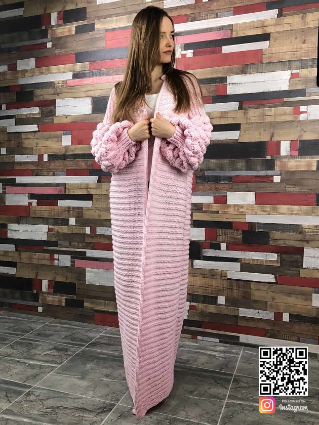На фотографии розовый длинный кардиган от Shapar, бренда женской вязаной одежды ручной работы в интернет-магазине связанных спицами вещей.