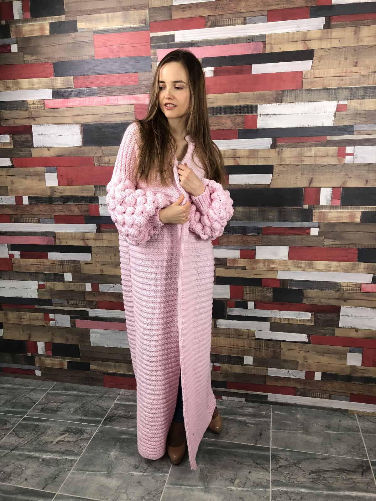На пятой фотографии розовый длинный кардиган для девушек от Shapar, бренда вязаной одежды ручной работы в интернет-магазине связанных спицами вещей.