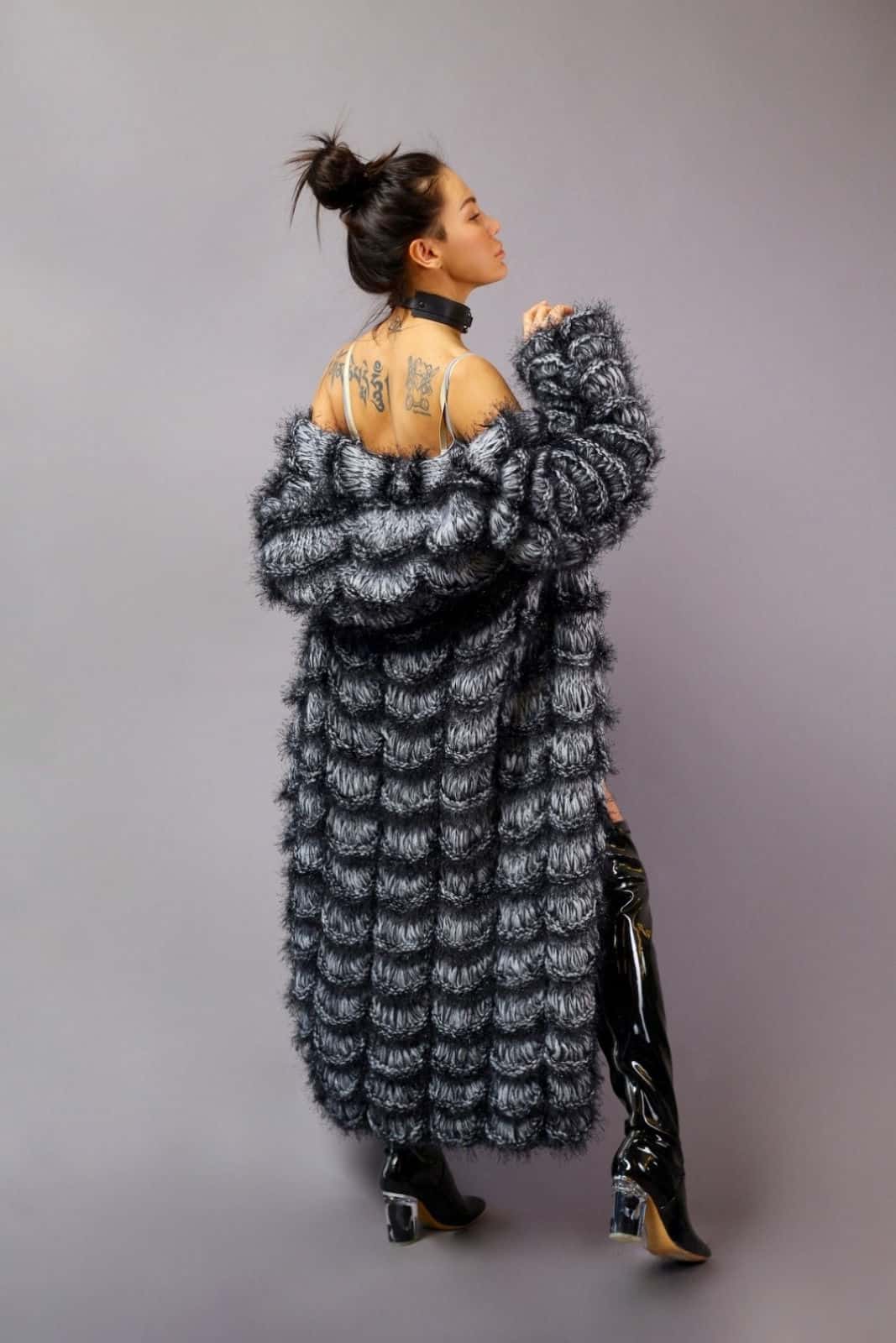 На пятой фотографии длинный шикарный кардиган для модных девушек от Shapar, бренда женской вязаной одежды ручной работы в интернет-магазине связанных спицами вещей.