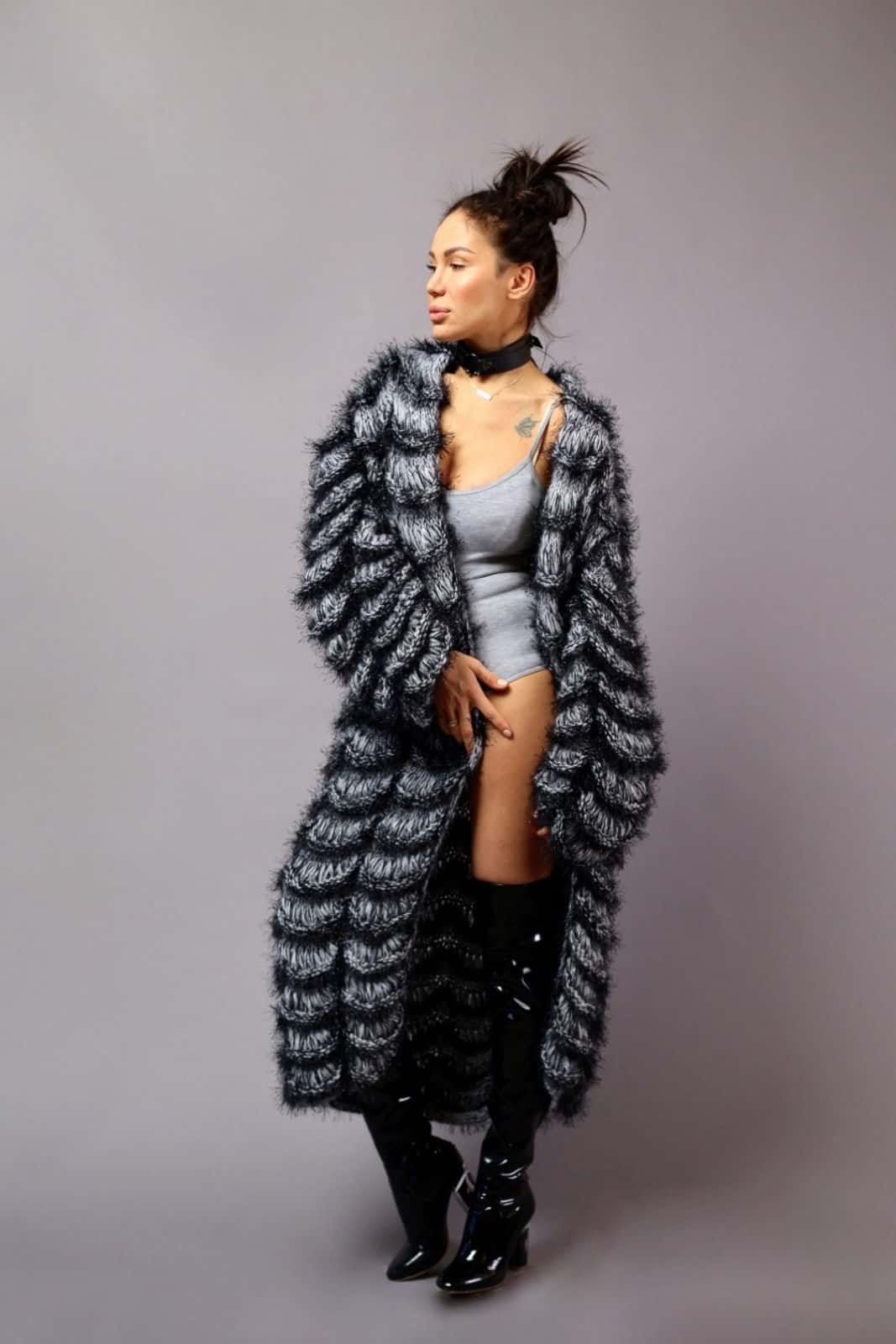 На четвертой фотографии шикарный кардиган для стильных женщин от Shapar, бренда женской вязаной одежды ручной работы в интернет-магазине связанных спицами вещей.