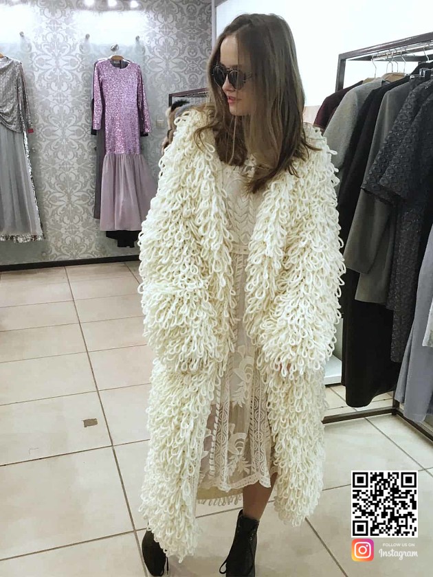 На второй фотографии гламурная шуба-кардиган для девушек от Shapar, бренда вязаной одежды ручной работы в интернет-магазине связанных спицами вещей.