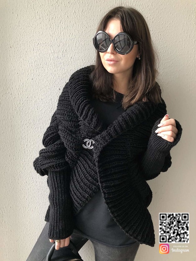 На фотографии черный короткий кардиган для женщин от Shapar, бренда женской вязаной одежды ручной работы в интернет-магазине связанных спицами вещей.