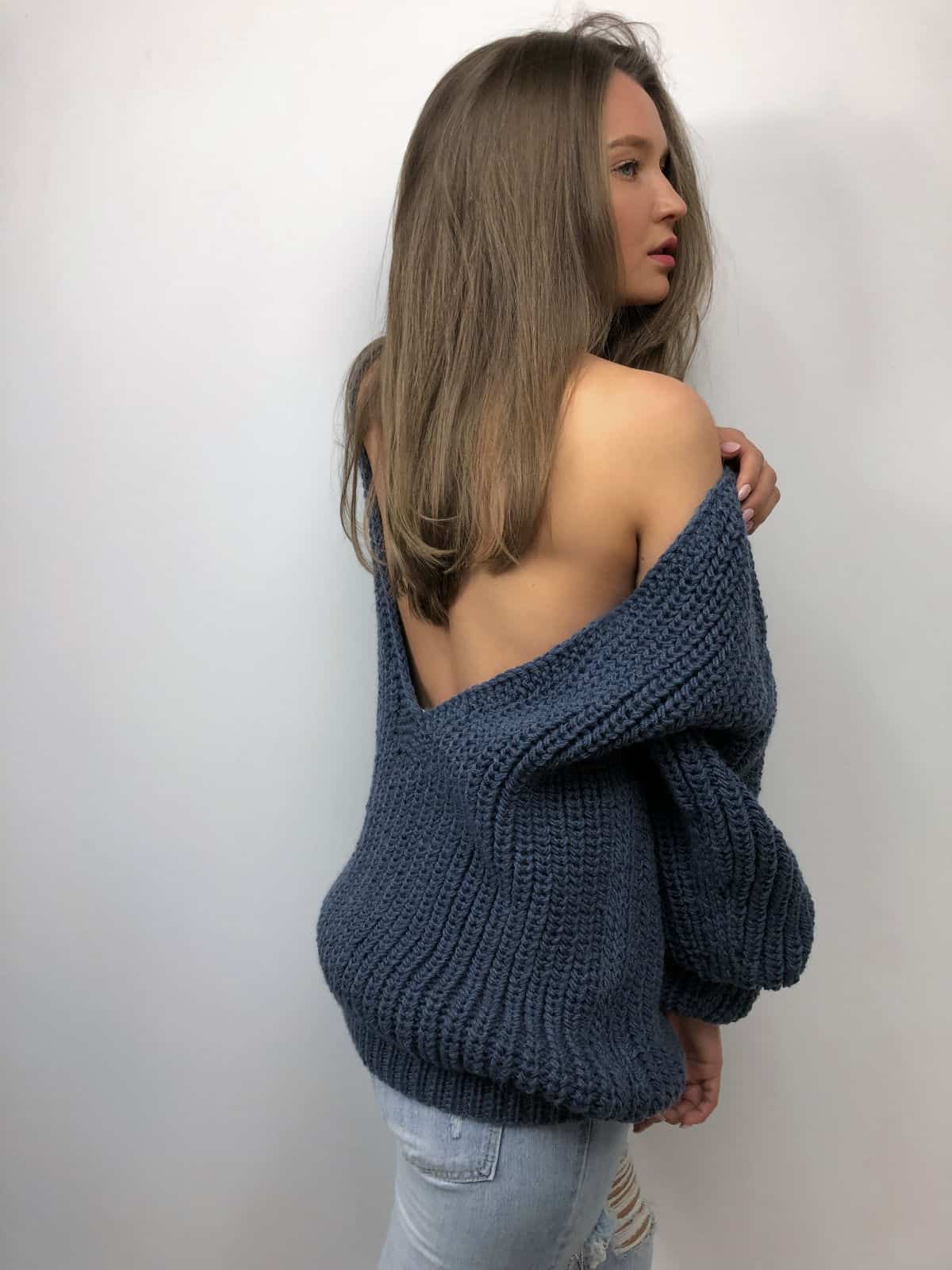 На четвертой фотографии женский свитер с глубоким вырезом от Shapar, бренда вязаной одежды ручной работы в интернет-магазине связанных спицами вещей.
