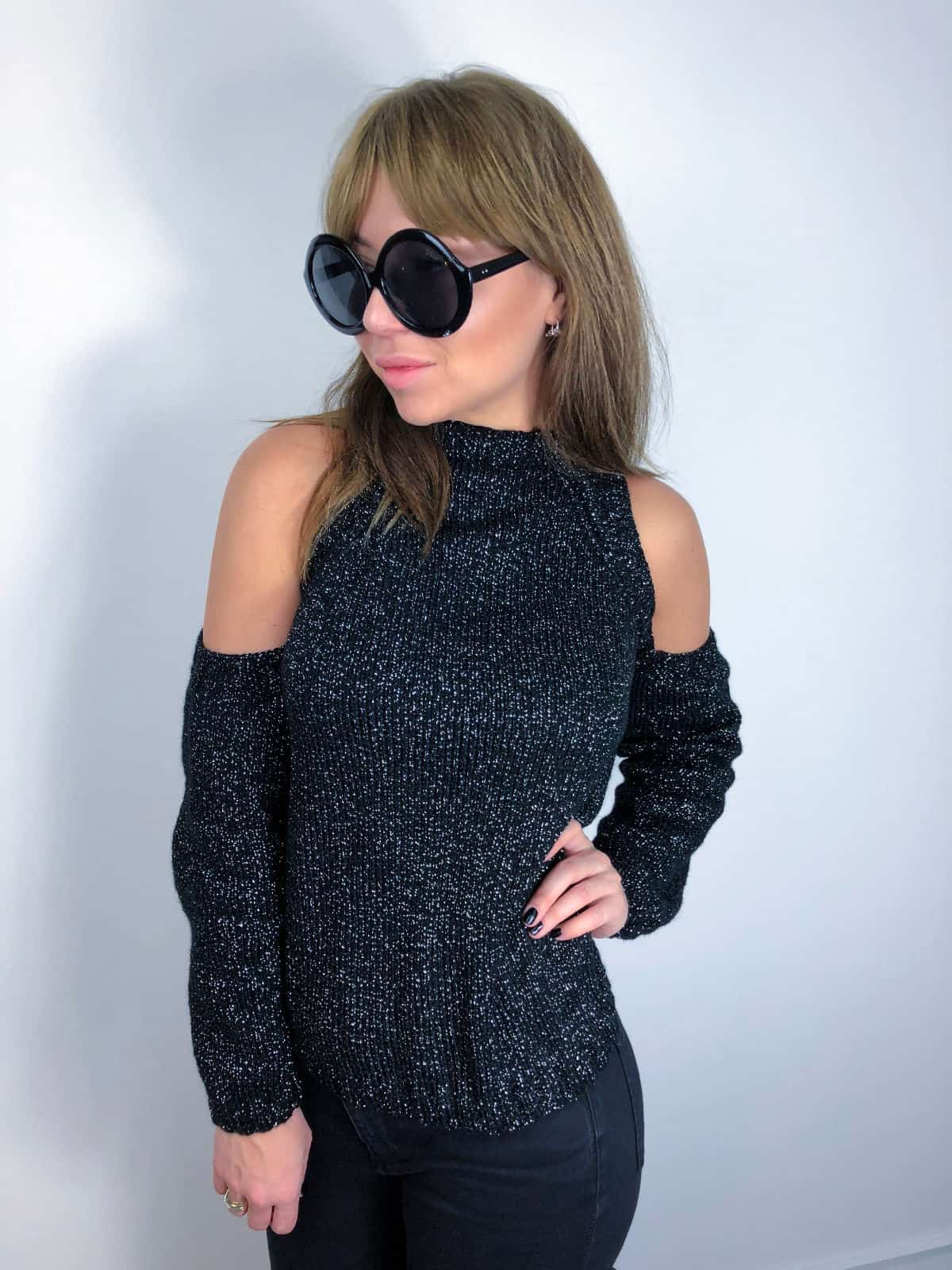 На фотографии женский свитер с люрексом от Shapar, бренда вязаной одежды ручной работы в интернет-магазине связанных спицами вещей.