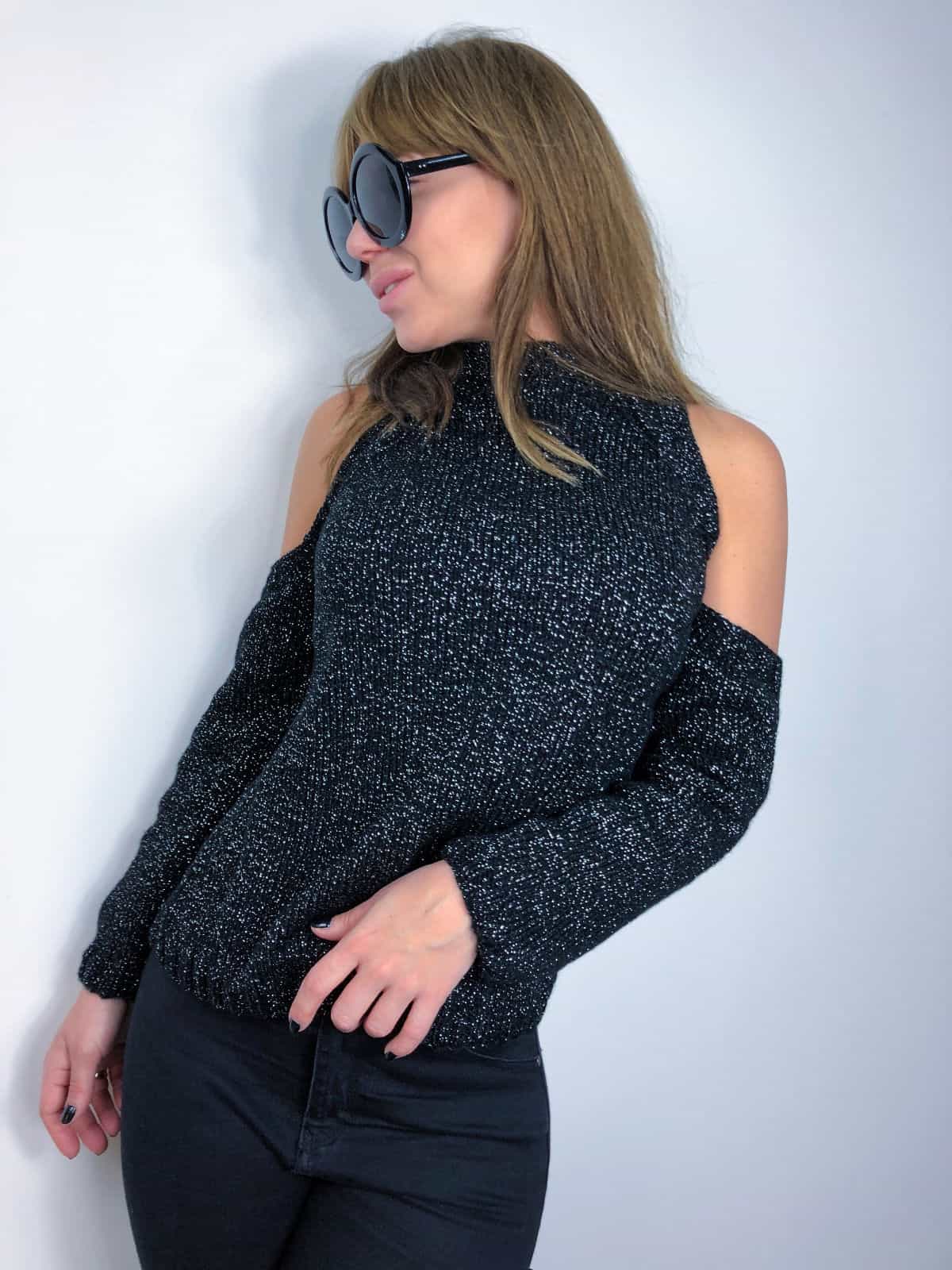 На третьей фотографии женский свитер с люрексом с открытыми плечами от Shapar, бренда вязаной одежды ручной работы в интернет-магазине связанных спицами вещей.