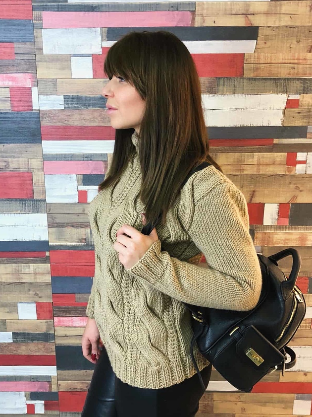На второй фотографии бежевый вязаный свитер с косами от Shapar, бренда одежды ручной работы в интернет-магазине связанных спицами вещей.