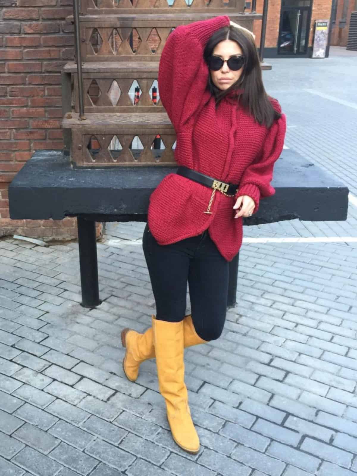 На второй фотографии бордовый сюртук женский от Shapar, бренда вязаной одежды ручной работы в интернет-магазине связанных спицами вещей.