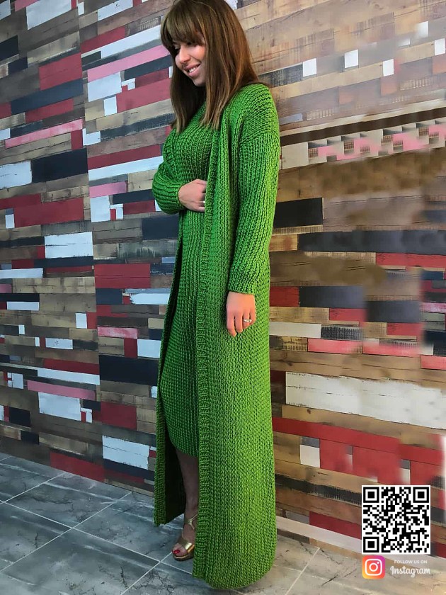 На фотографии зеленое платье с кардиганом от Shapar, бренда вязаной одежды ручной работы в интернет-магазине связанных спицами вещей.