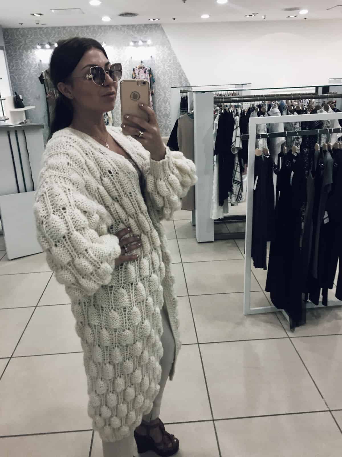 На третьей фотографии вязаный кардиган спицами для женщин белого цвета от Shapar, бренда одежды ручной работы в интернет-магазине связанных вещей.
