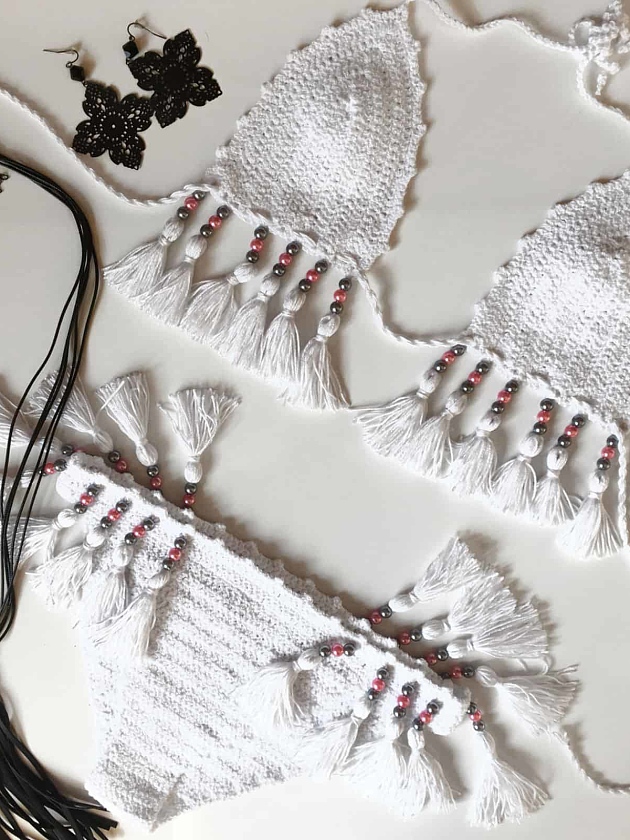 На второй фотографии модный белый женский купальник от Shapar, бренда вязаной пляжной одежды ручной работы в интернет-магазине связанных крючком вещей.