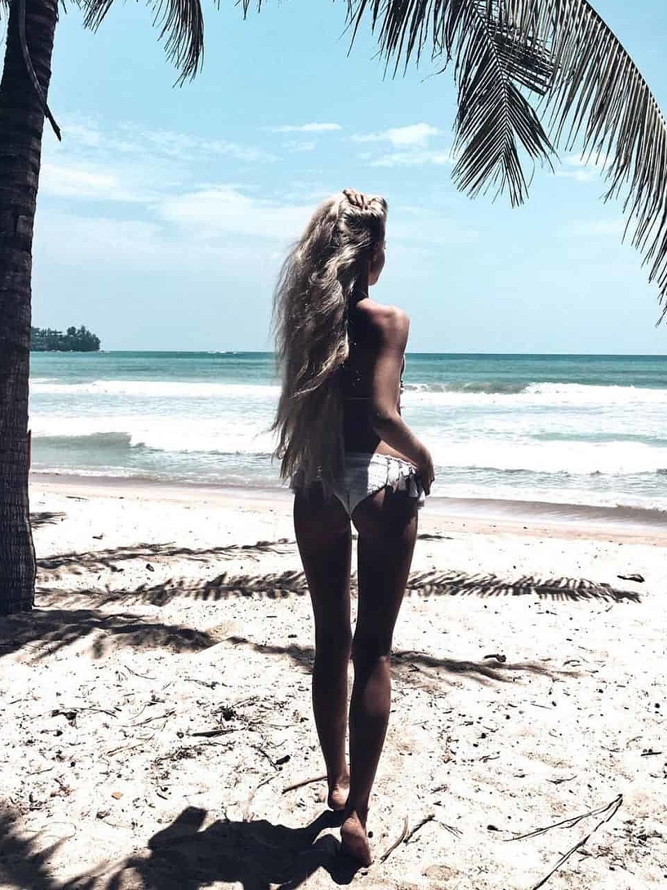 На третьей фотографии раздельный белый женский купальник в стиле бохо от Shapar, бренда вязаной пляжной одежды ручной работы в интернет-магазине связанных крючком вещей.