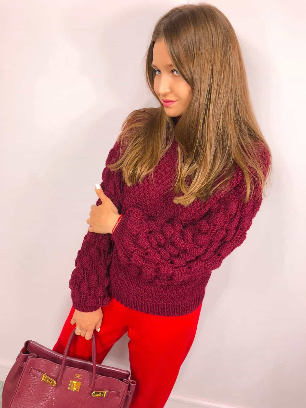 На фотографии женский бордовый свитер от Shapar, бренда вязаной одежды ручной работы в интернет-магазине связанных спицами вещей.