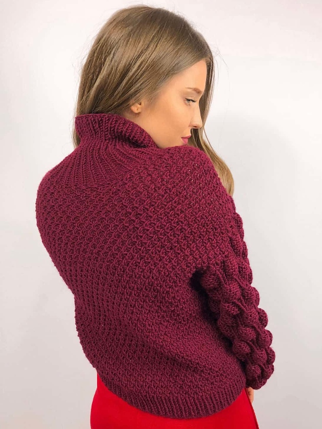 На второй фотографии бордовый свитер со спины от Shapar, бренда вязаной одежды ручной работы в интернет-магазине связанных спицами вещей.