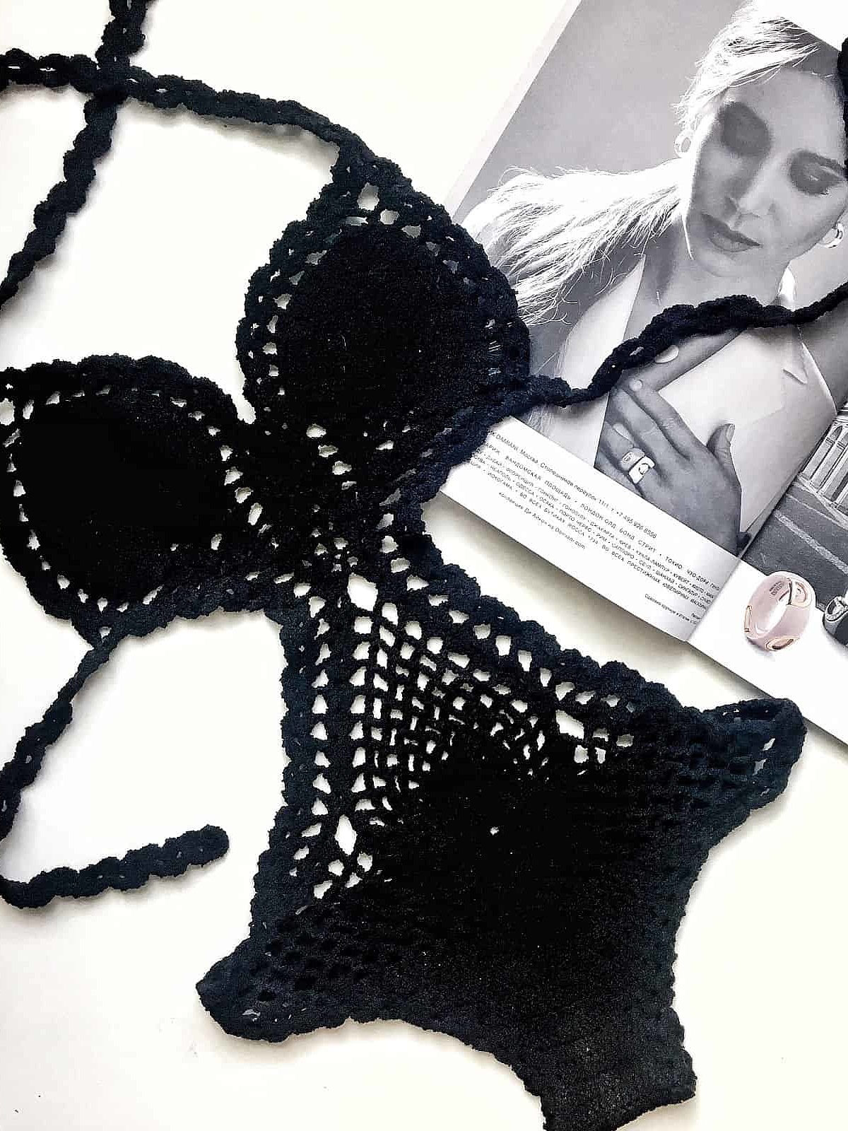 На второй фотографии женский черный слитный купальник от Shapar, бренда вязаной пляжной одежды ручной работы в интернет-магазине связанных крючком вещей.