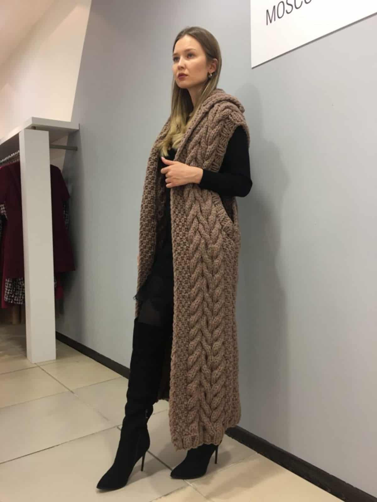 На четвертой фотографии коричневый жилет для девушек и женщин от Shapar, бренда вязаной одежды ручной работы в интернет-магазине связанных спицами вещей.