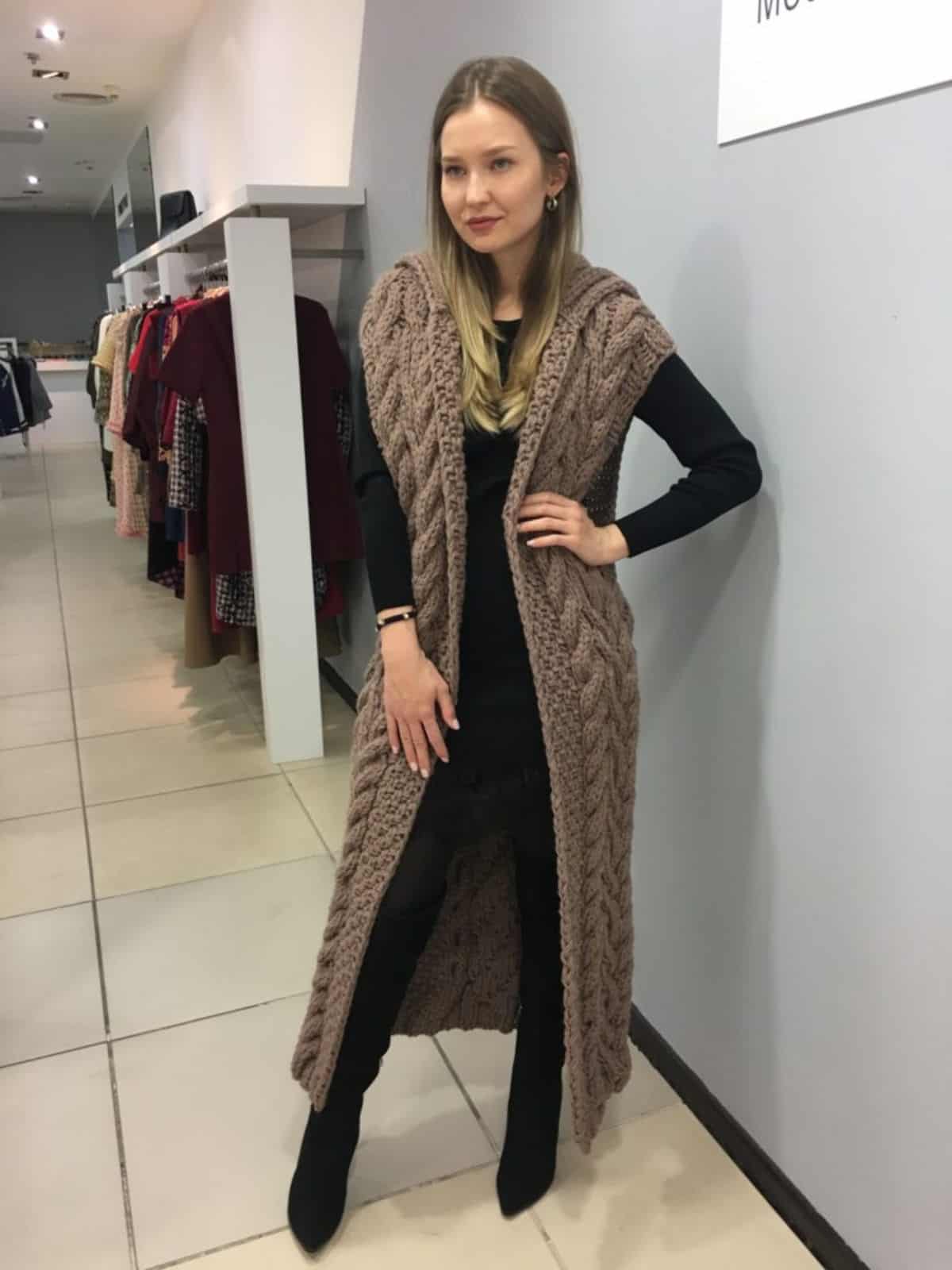 На фотографии коричневый жилет женский от Shapar, бренда вязаной одежды ручной работы в интернет-магазине связанных спицами вещей.