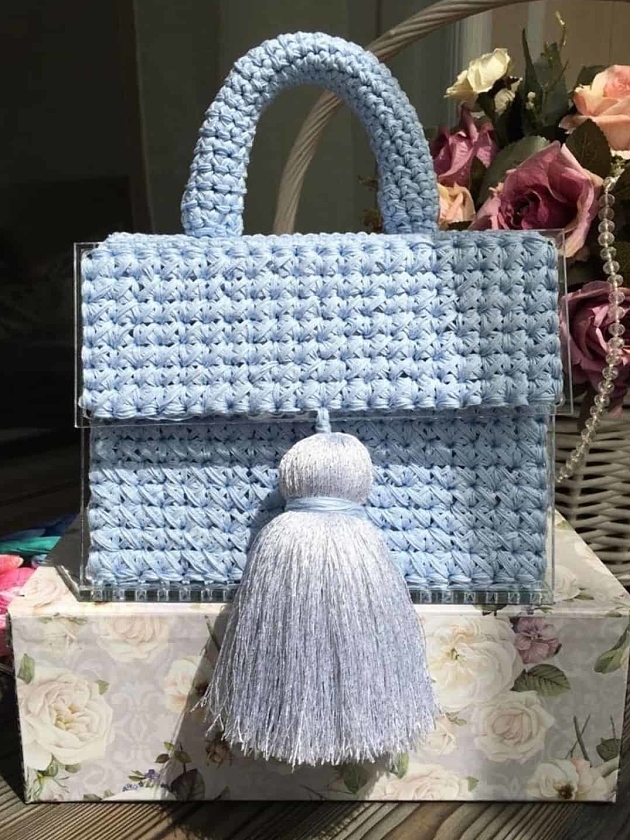 На второй фотографии голубая женская сумка с прозрачным дном от Shapar, бренда вязаной одежды и аксессуаров ручной работы в интернет-магазине связанных спицами вещей.