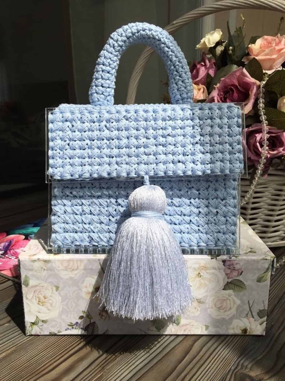 На второй фотографии голубая женская сумка с прозрачным дном от Shapar, бренда вязаной одежды и аксессуаров ручной работы в интернет-магазине связанных спицами вещей.