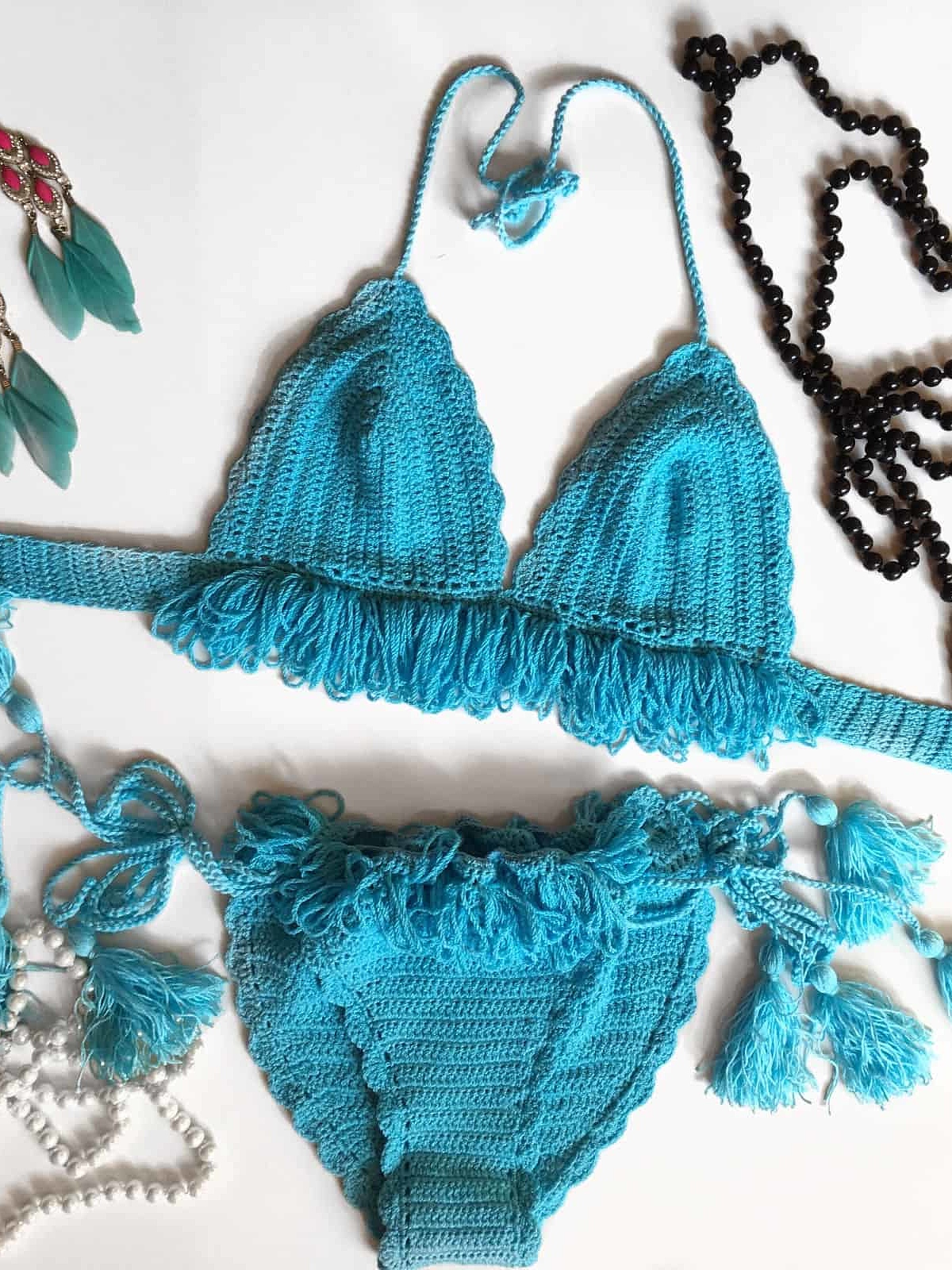 На второй фотографии вязаный голубой купальник в стиле бохо от Shapar, бренда женской пляжной одежды ручной работы в интернет-магазине связанных крючком вещей.