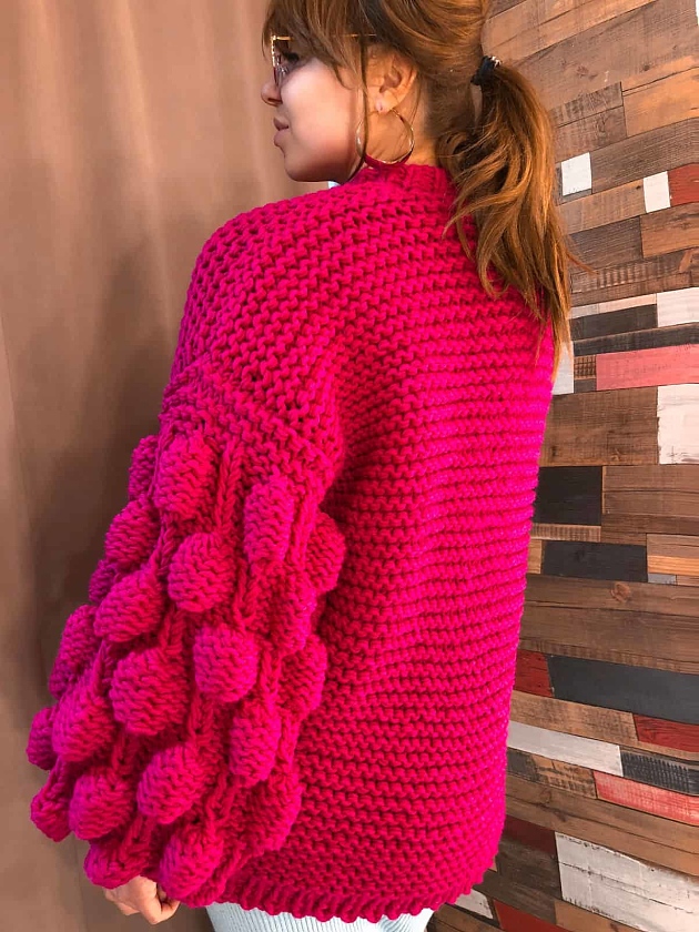 На второй фотографии женский кардиган фуксия со спины от Shapar, бренда вязаной одежды ручной работы в интернет-магазине связанных спицами вещей.