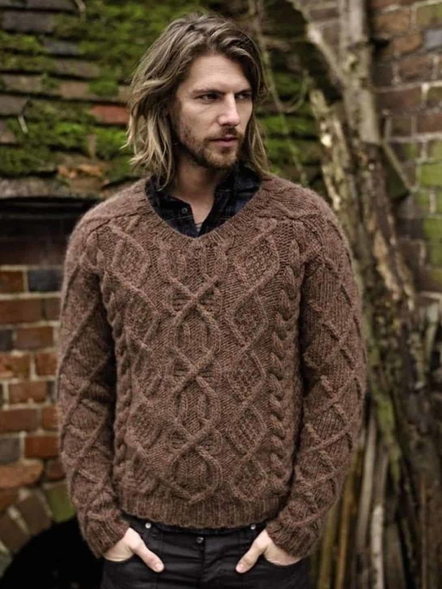 На фотографии мужской коричневый свитер от Shapar, бренда вязаной одежды ручной работы в интернет-магазине связанных спицами вещей.