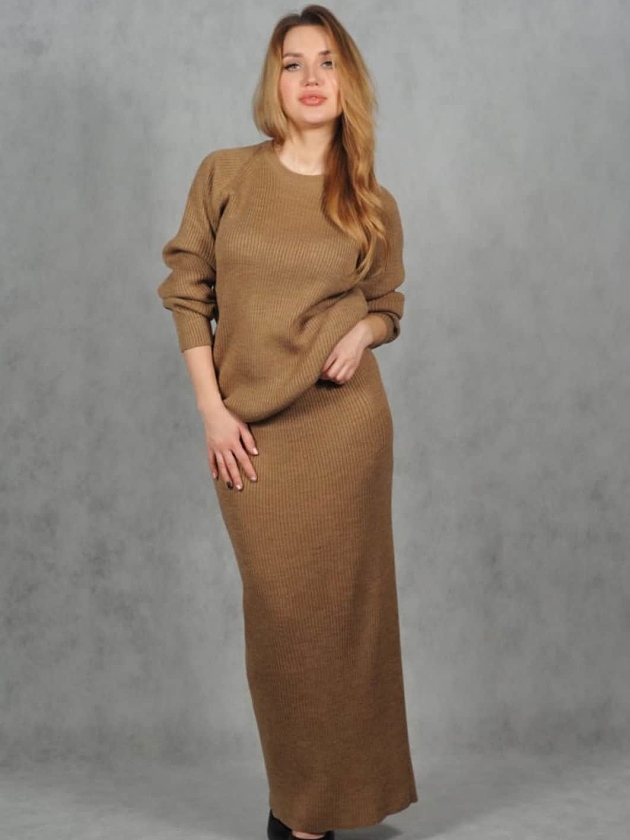На фотографии женский костюм из юбки с кофтой от Shapar, бренда вязаной одежды ручной работы в интернет-магазине связанных спицами вещей.