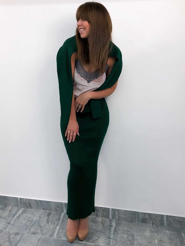 На второй фотографии модный зеленый костюм с юбкой от Shapar, бренда вязаной одежды ручной работы в интернет-магазине связанных спицами вещей.