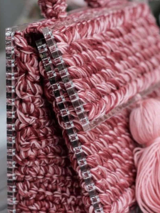 На второй фотографии женская красивая сумка кораллового цвета от Shapar, бренда вязаной одежды и аксессуаров ручной работы в интернет-магазине связанных спицами вещей.